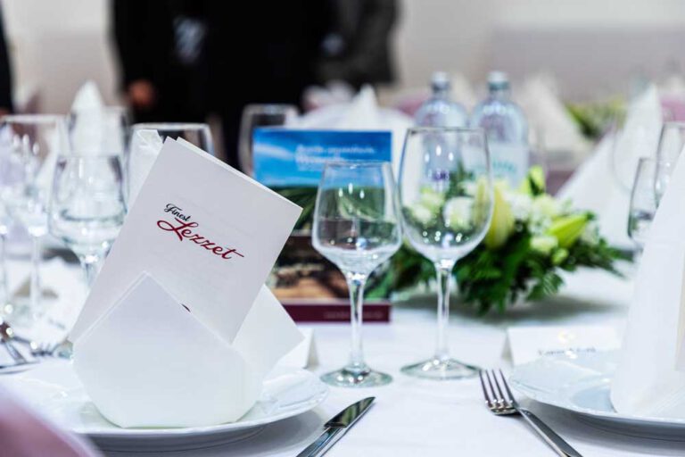 Restaurant Finest Lezzet in Düsseldorf als stilvolle Eventlocation mit mediterranen Spezialitäten, ideal für Feiern und Catering.