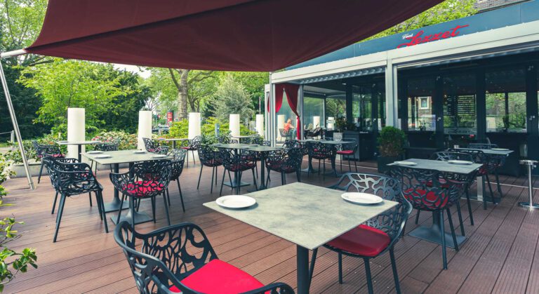 Außenbereich des Restaurants Finest Lezzet in Düsseldorf mit gemütlicher Terrasse, perfekt für mediterrane Küche und Sommerabende.