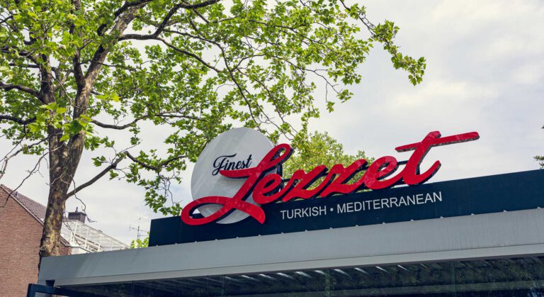 Außenbereich des Restaurants Finest Lezzet in Düsseldorf mit gemütlicher Terrasse, perfekt für mediterrane Küche und Sommerabende.