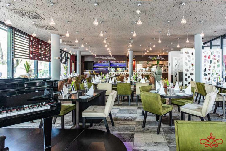nnenansicht des Restaurants Finest Lezzet in Düsseldorf mit elegantem Ambiente, ideal für mediterrane Abende, Brunch und Events. mit Piano Klavier
