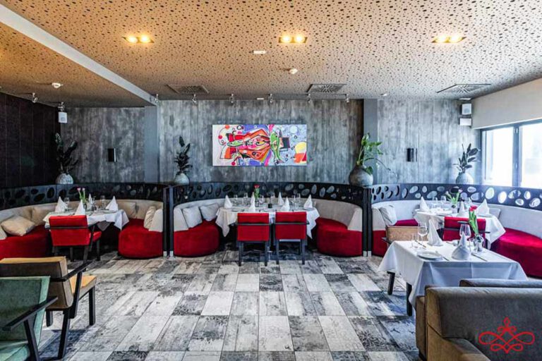 Innenansicht des Restaurants Finest Lezzet in Düsseldorf mit elegantem Ambiente, ideal für mediterrane Abende, Brunch und Events.